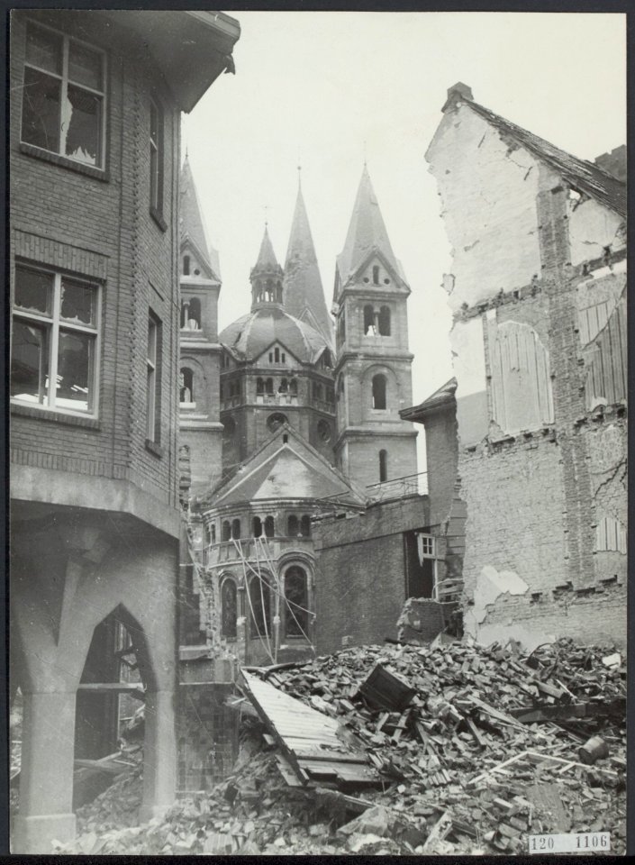 Vernielingen in de binnenstad van Roermond Op de achtergrond de Munsterkerk, Bestanddeelnr 120-1106