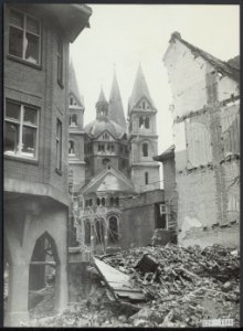 Vernielingen in de binnenstad van Roermond Op de achtergrond de Munsterkerk, Bestanddeelnr 120-1106