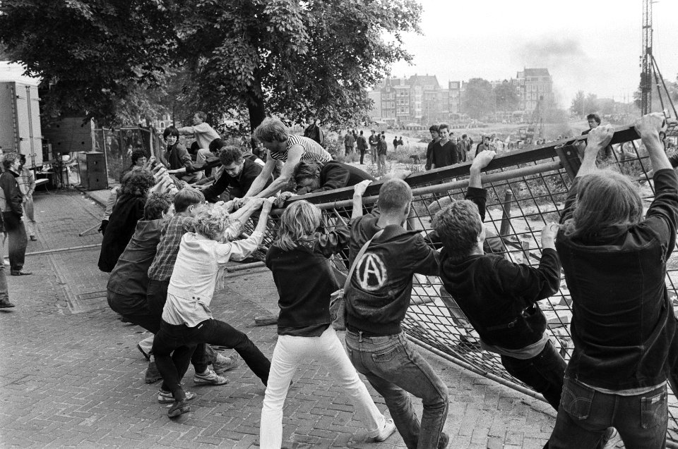 Vernieling op bouwplaats van de Stopera op het Waterlooplein demonstranten tr, Bestanddeelnr 932-2336
