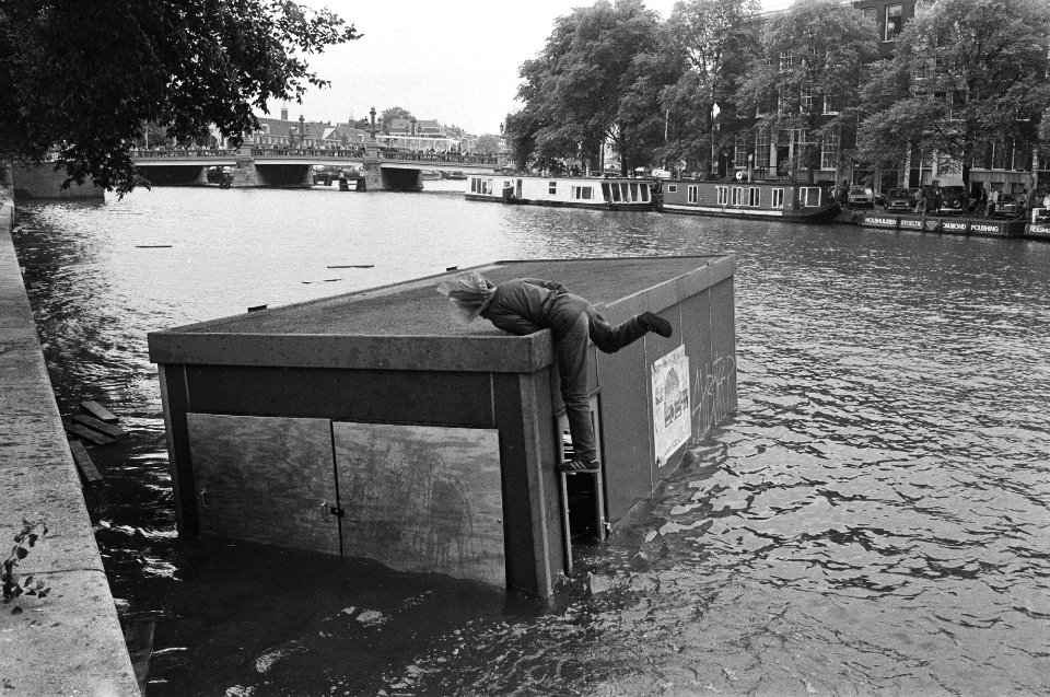 Vernieling op bouwplaats van de Stopera op het Waterlooplein bouwkeet in Amst, Bestanddeelnr 932-2337