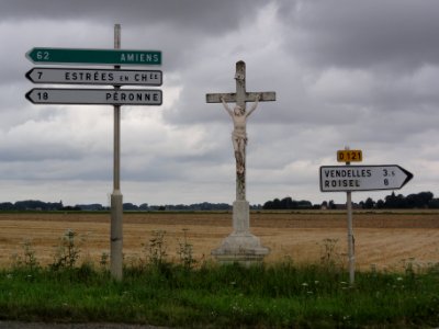 Vermand (Aisne) croix de chemin, D 121