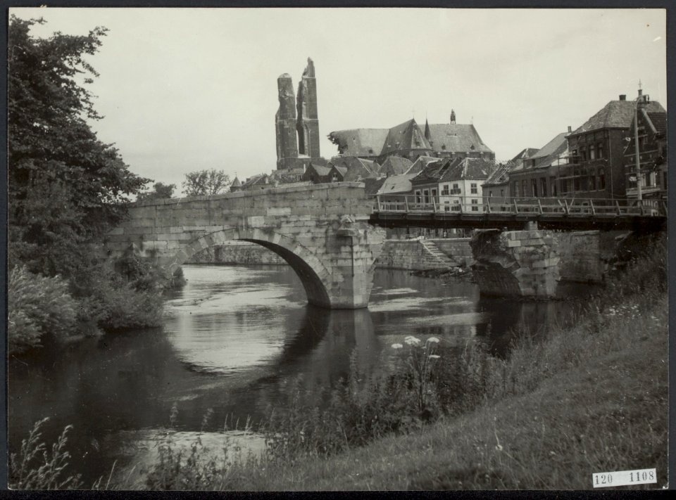 Vernieligingen Roermond Roerbrug met gezicht op de stad, Bestanddeelnr 120-1108
