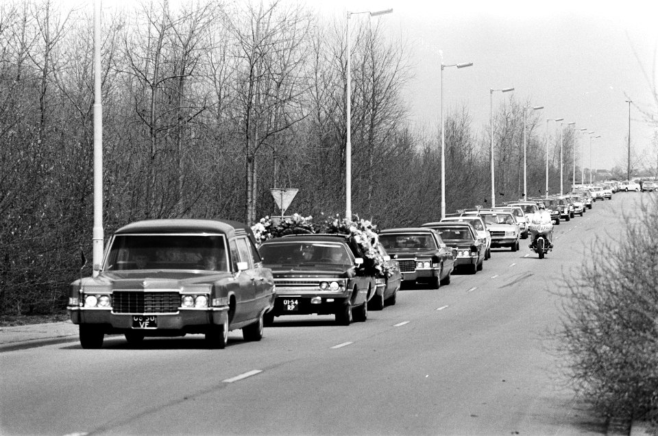 Vermoorde Rotterdamse taxichauffeur begraven op Hofwijk in Rotterdam de rouwsto, Bestanddeelnr 927-8590