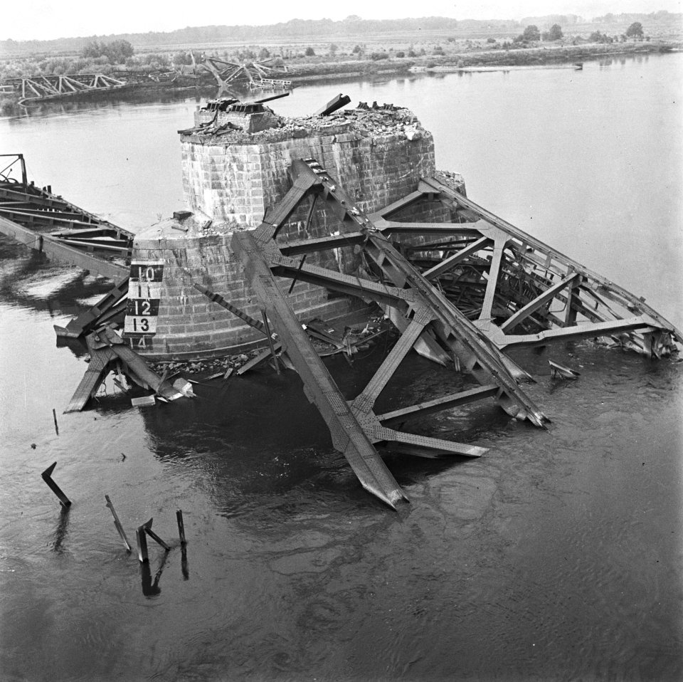 Vernielde spoorbrug., Bestanddeelnr 900-5313