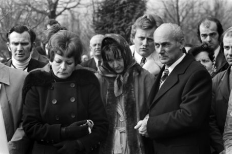 Vermoorde taxichauffeur Gerard Hofstede in Den Haag begraven weduwe Hofstede aa, Bestanddeelnr 928-4542