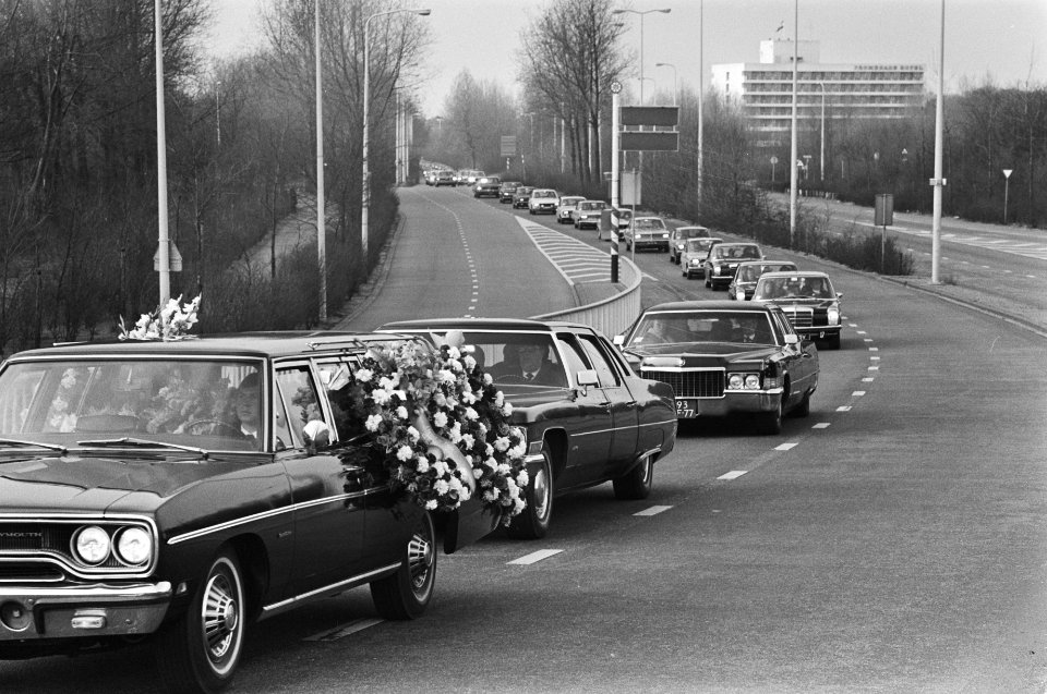 Vermoorde taxichauffeur Gerard Hofstede in Den Haag begraven stoet van taxis op, Bestanddeelnr 928-4545