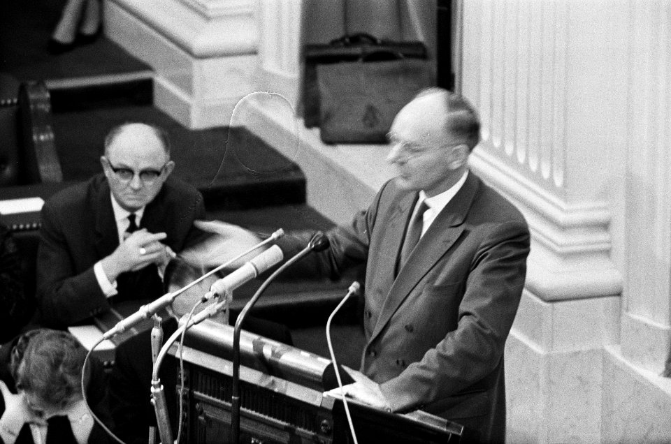 Verloving Prinses Irene in Tweede Kamer , prof. dr. Vondeling (PvdA) aan het woo, Bestanddeelnr 916-0439