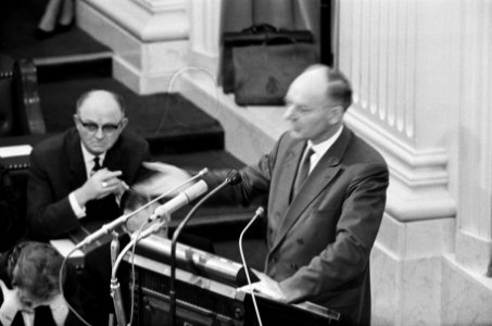 Verloving Prinses Irene in Tweede Kamer , prof. dr. Vondeling (PvdA) aan het woo, Bestanddeelnr 916-0439
