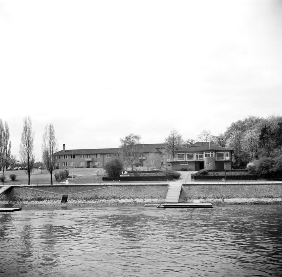 Vermoedelijk Amt Blank, gezien vanaf de Rijn bij Bonn, Bestanddeelnr 254-1044