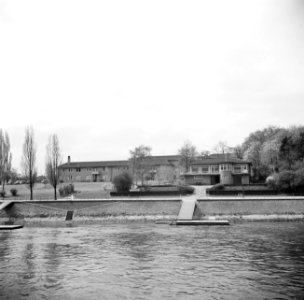 Vermoedelijk Amt Blank, gezien vanaf de Rijn bij Bonn, Bestanddeelnr 254-1044