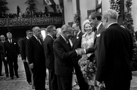 Verloving Prinses Beatrix op het Binnenhof, verloofde p neemt felicitaties in on, Bestanddeelnr 917-9159