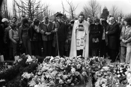 Vermoorde taxichauffeur Gerard Hofstede in Den Haag begraven weduwe Hofstede aa, Bestanddeelnr 928-4543