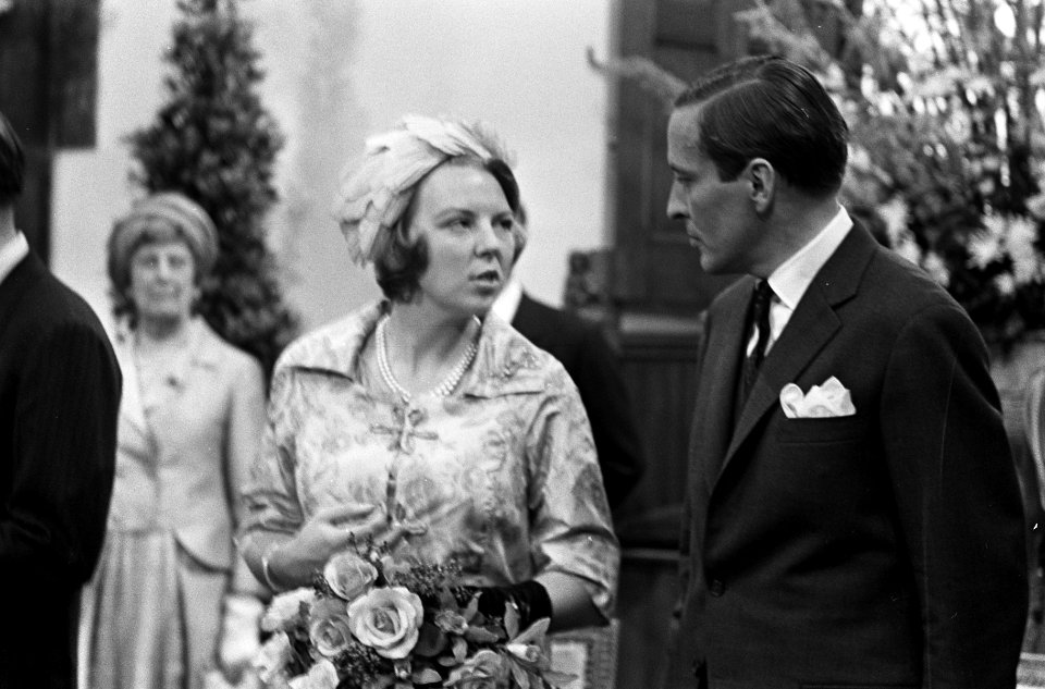 Verloving Prinses Beatrix op het Binnenhof, verloofde p neemt felicitaties in on, Bestanddeelnr 917-9160