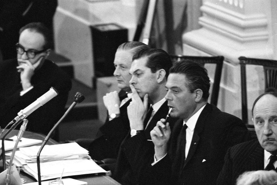 Verloving Prinses Irene in Tweede Kamer , v.l.n.r. in gepeins verzonken de minis, Bestanddeelnr 916-0437