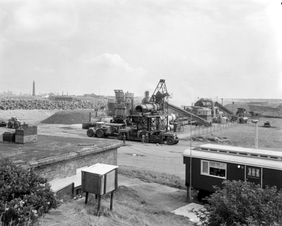 Verlenging Zuiderpieren IJmuiden Af en aanrijdende opleggers met grote bakken s, Bestanddeelnr 915-4517