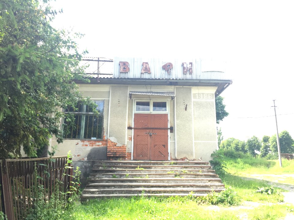 Verlassenes Lebensmittelgeschäft im Dorf Tschechiw, Oblast Ternopil, Ukraine