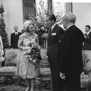 Verloving Prinses Beatrix op het Binnenhof, verloofd pa neemt felicitaties in on, Bestanddeelnr 917-9166