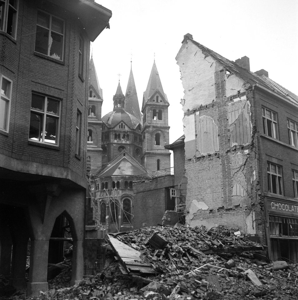 Vernielingen in de binnenstad van Roermond Op de achtergrond de Munsterkerk, Bestanddeelnr 900-2311