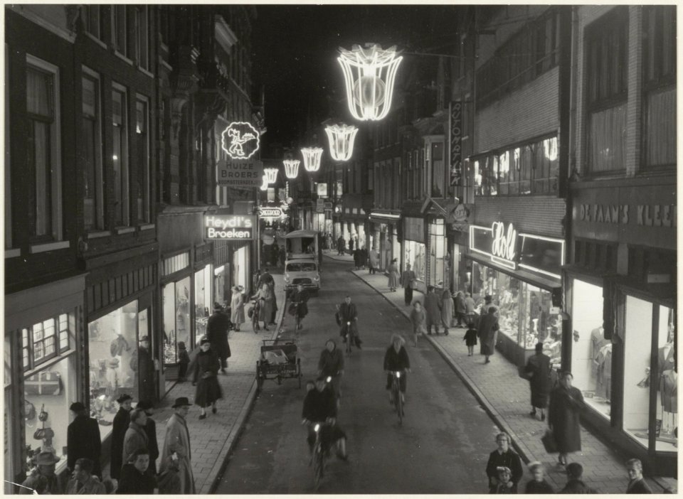 Verlichte Anegang ziende vanuit de Kleine Houtstraat nar het westen. NL-HlmNHA 54010651