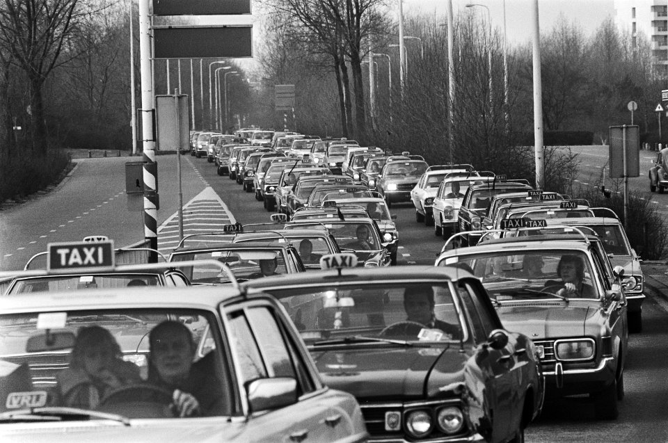Vermoorde taxichauffeur Gerard Hofstede in Den Haag begraven stoet van taxis op, Bestanddeelnr 928-4546