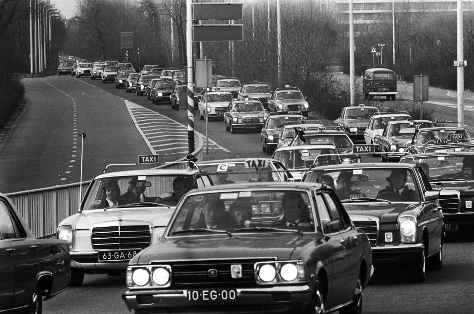 Vermoorde taxichauffeur Gerard Hofstede in Den Haag begraven stoet van taxis op, Bestanddeelnr 928-4544