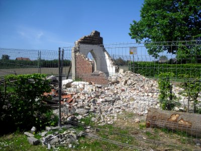 Verne-zerstörte Kapelle am Friedhof - 2 photo