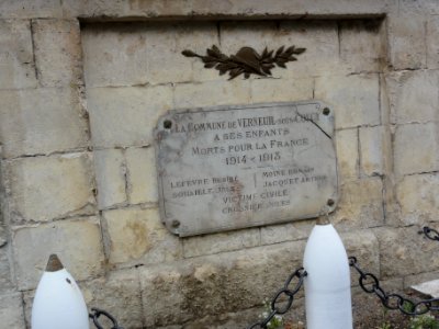 Verneuil-sous-Coucy (Aisne) plaque monument aux morts sur la mairie