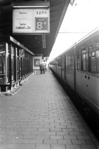 Verlaten perron voor Zandvoort op Amsterdams CS, Bestanddeelnr 927-3232