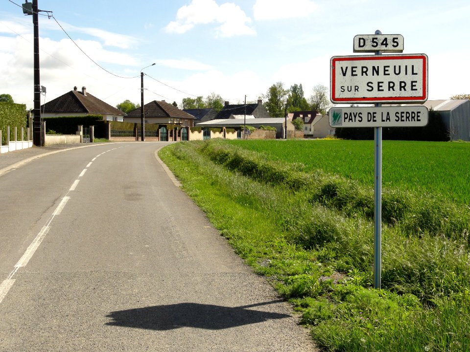 Verneuil-sur-Serre (Aisne) city limit sign