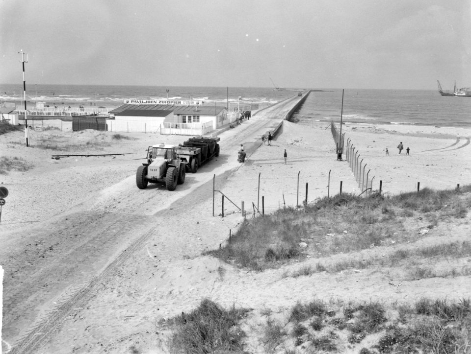 Verlenging Zuiderpieren IJmuiden Af en aanrijdende opleggers met grote bakken s, Bestanddeelnr 915-4515