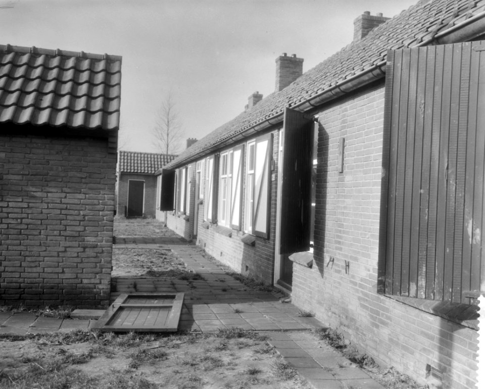 Verlaten dorp Kuinderburg in de Noordoostpolder een van de verlaten straatjes, Bestanddeelnr 910-1734