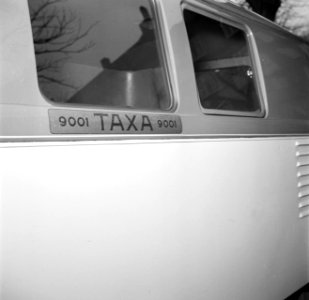 Vermoedelijk een telefoonnummer op de zijkant van een volkswagen taxi-busje, Bestanddeelnr 252-8845