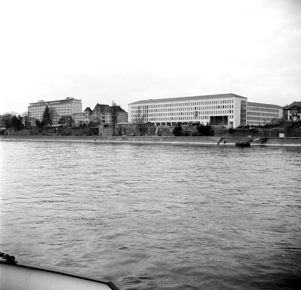 Vermoedelijk parlementsgebouwen in Bonn, gezien vanaf de Rijn, Bestanddeelnr 254-1041