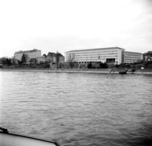 Vermoedelijk parlementsgebouwen in Bonn, gezien vanaf de Rijn, Bestanddeelnr 254-1041