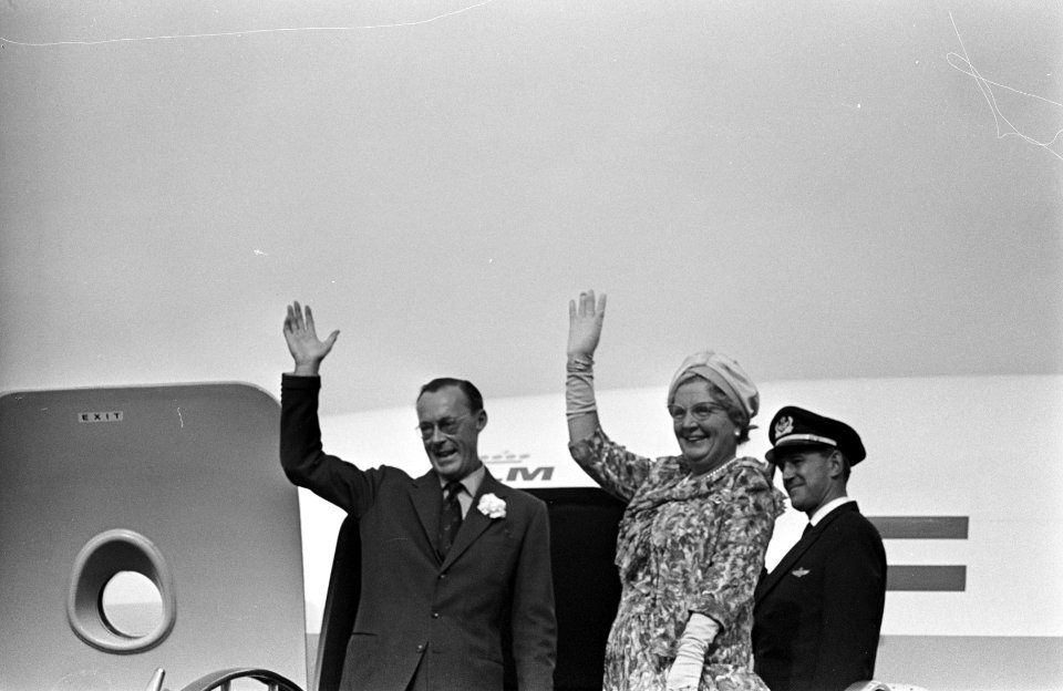 Vertrek koningin Juliana en prins Bernhard naar de West, Bestanddeelnr 918-2259
