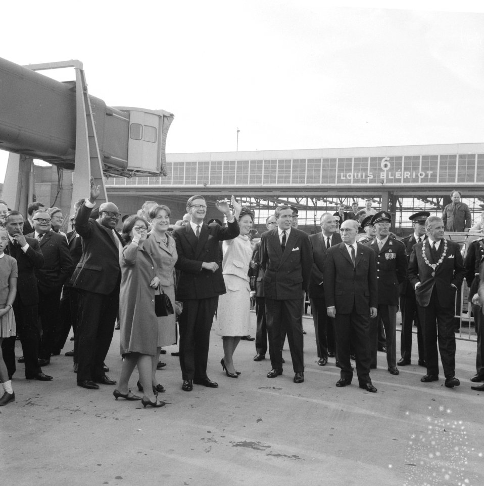 Vertrek koningin Juliana en prins Bernhard naar de West, de achterblijvers wuive, Bestanddeelnr 918-2249