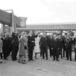 Vertrek koningin Juliana en prins Bernhard naar de West, de achterblijvers wuive, Bestanddeelnr 918-2249