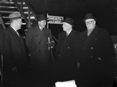 Vertrek Indonesische Nieuw Guinea delegatie Van Maarseveen, Mohammed Rum Plesm…, Bestanddeelnr 904-3633