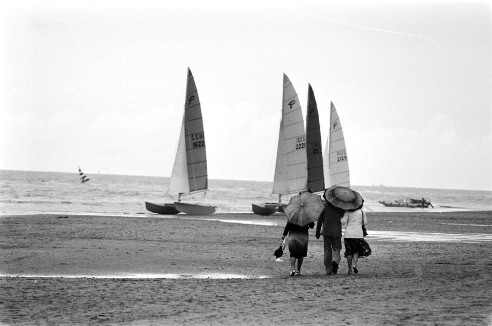 Verlaten strand Zandvoort met wandelaars met paraplus in regen, Bestanddeelnr 929-8453