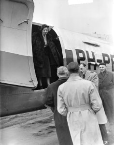 Vertrek koningin Juliana en prins Bernhard naar Amerika, Bestanddeelnr 904-4861