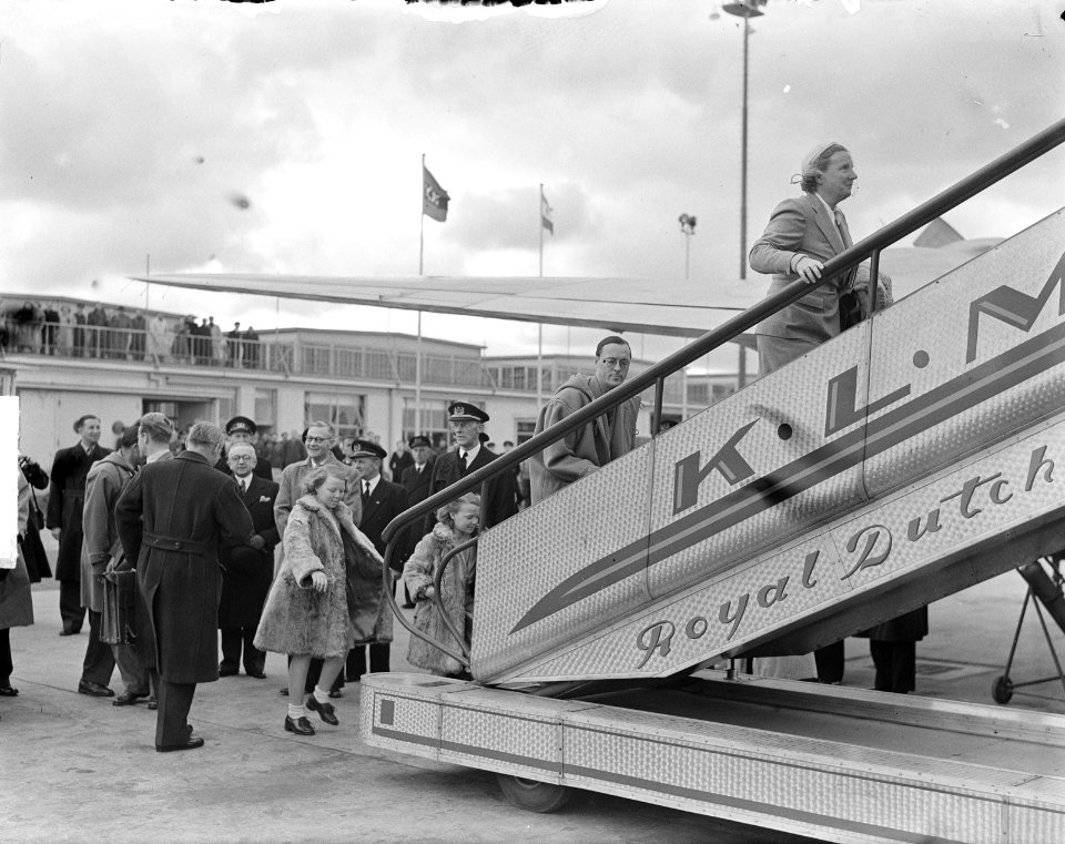 Vertrek koningin Juliana, Prins Bernhard, Prinses Beatrix , Prinses Irene naar S, Bestanddeelnr 903-8925