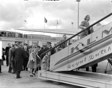 Vertrek koningin Juliana, Prins Bernhard, Prinses Beatrix , Prinses Irene naar S, Bestanddeelnr 903-8925