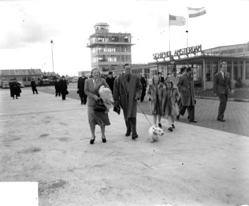 Vertrek koningin Juliana, Prins Bernhard, Prinses Beatrix , Prinses Irene naar S, Bestanddeelnr 903-8924