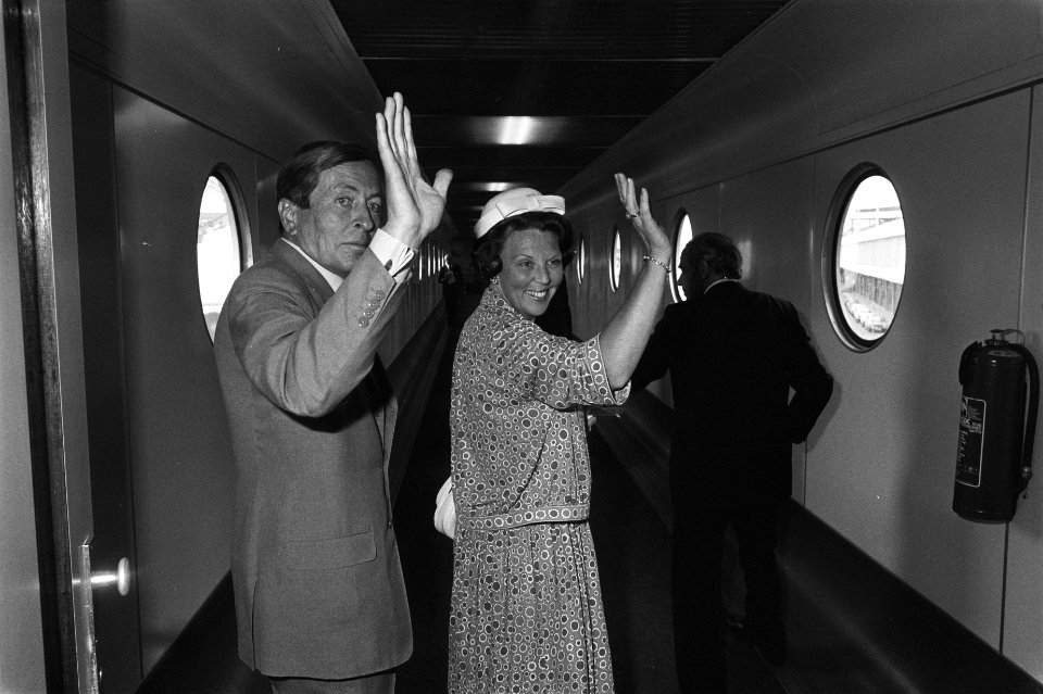 Vertrek Koningin Beatrix en Prins Claus van Schiphol naar VS zwaaien uit, Bestanddeelnr 932-2113