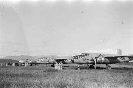 Verlenen van een onderscheiding of beediging op een vliegveld Mitchell B-25 , Bestanddeelnr 1665-1-2