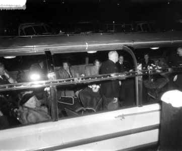 Vertrek koningin Juliana naar vuurwerk met Prins Bernhard en Prinses Irene, Bestanddeelnr 905-9514
