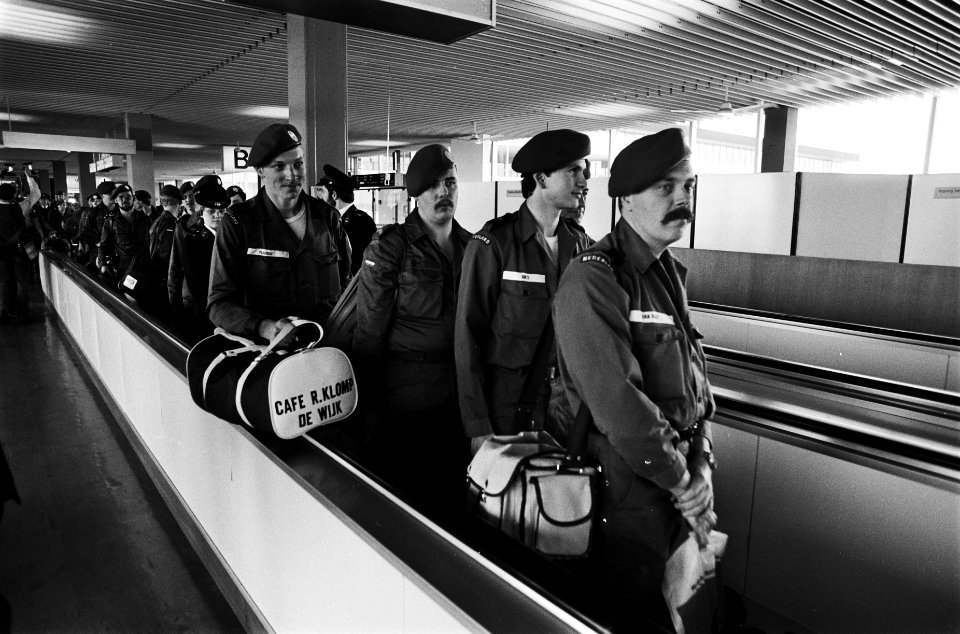 Vertrek kwartiermakers van Nederlands Sinai detachement van Schiphol onder leidi, Bestanddeelnr 932-0228