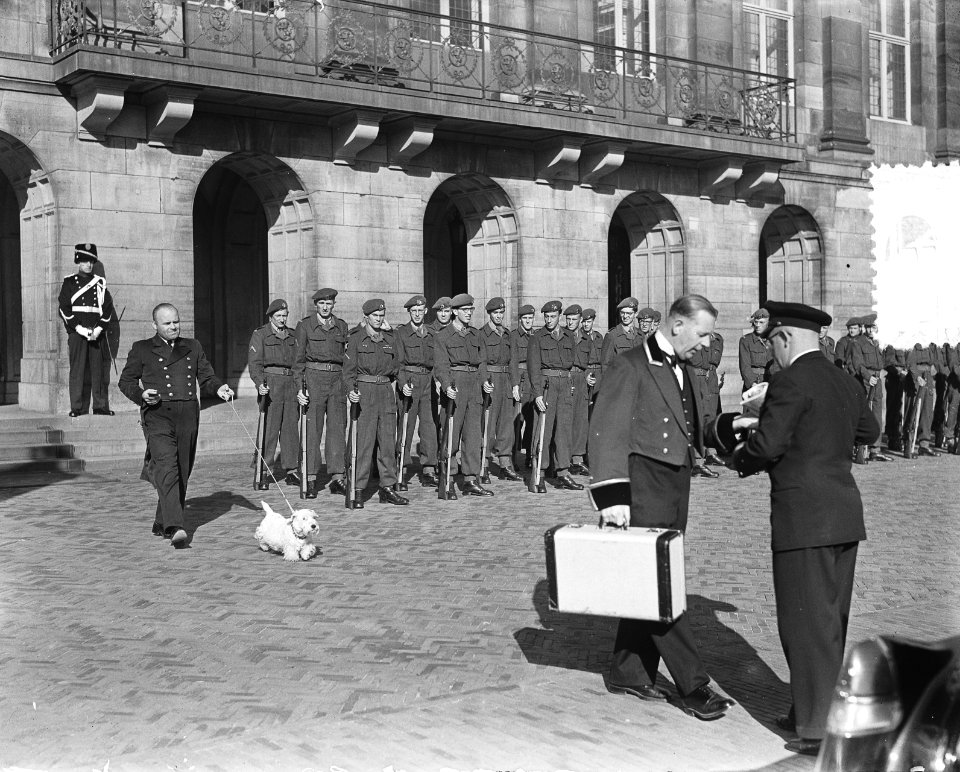 Vertrek koningin Juliana en prins Bernhard van de Dam te Amsterdam, Bestanddeelnr 905-9560