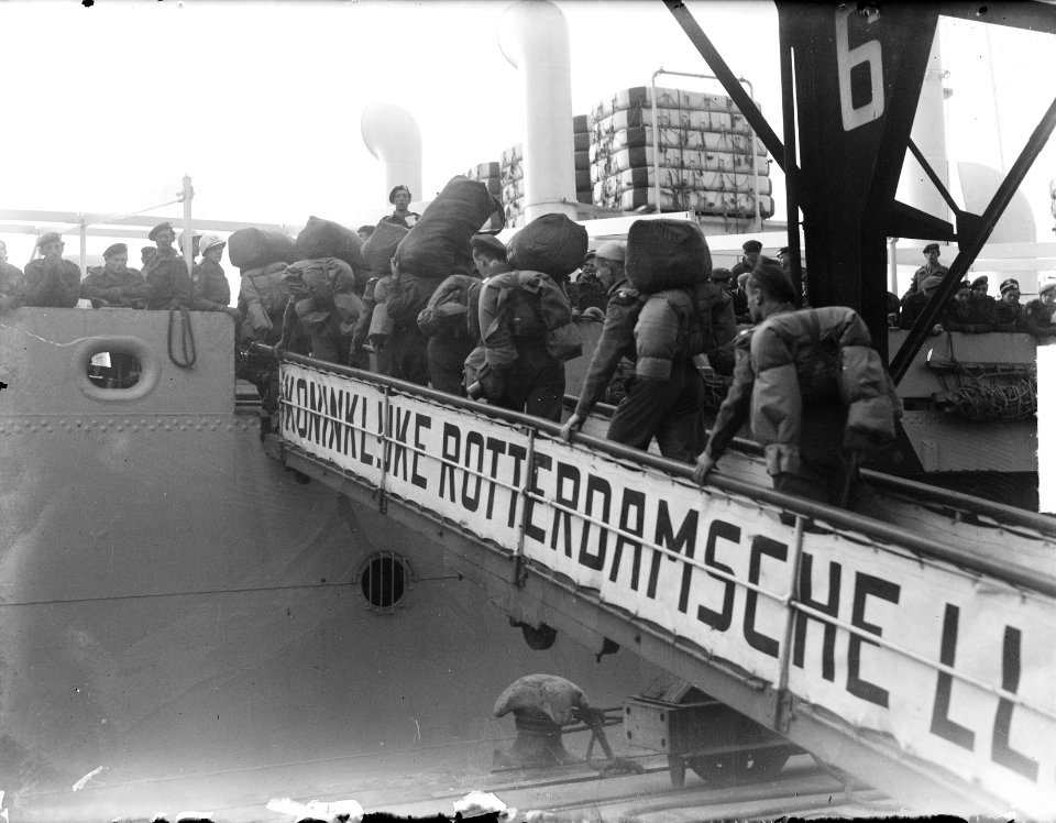 Vertrek Korea-vrijwilligers uit Rotterdam met de Zuiderkruis van de Rotterdams, Bestanddeelnr 904-2642