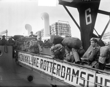 Vertrek Korea-vrijwilligers uit Rotterdam met de Zuiderkruis van de Rotterdams, Bestanddeelnr 904-2638